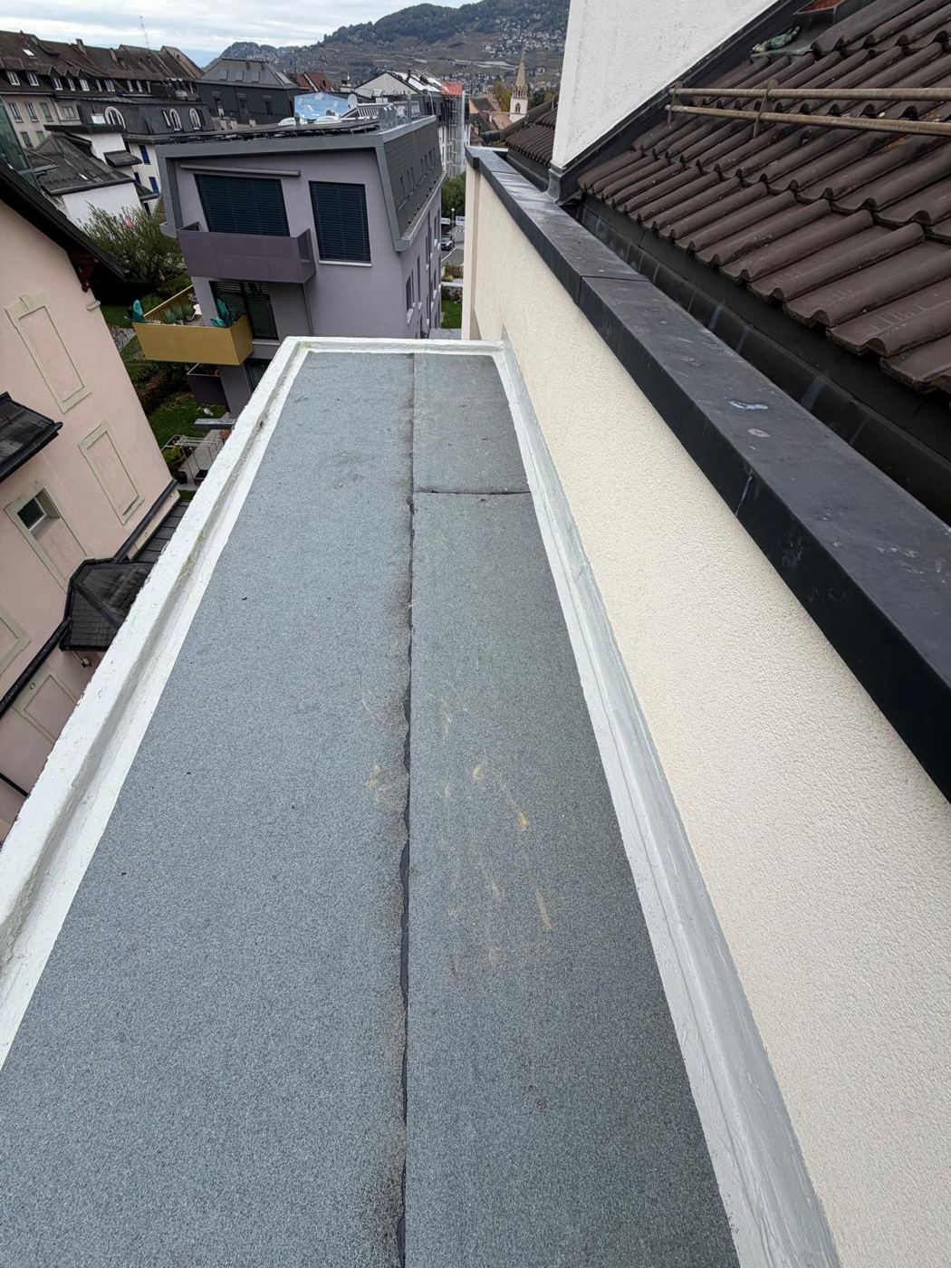 Toiture en bande le long d'une façade
